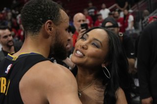 Stephen Curry célèbre avec sa femme Ayesha cette qualification arrachée au 7e match. KEYSTONE/AP/Ashley Landis